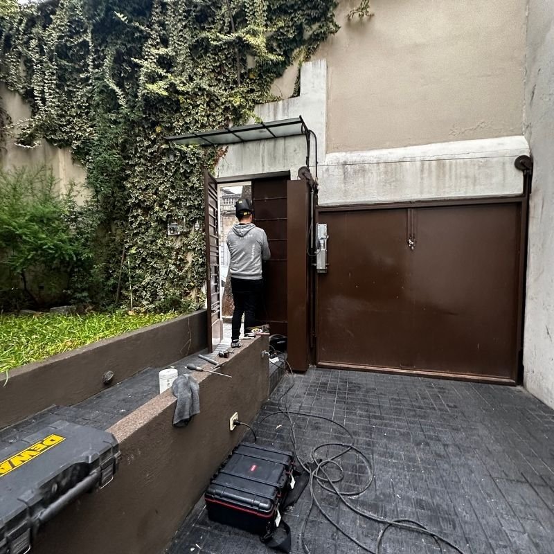 Mantenimiento de portón levadizo y ajuste de puerta de entrada. Mantenimiento de un portón levadizo con fallos en los sensores de apertura y cierre. Además, se realizaron ajustes en la puerta de entrada contigua para optimizar su funcionamiento. Trabajo realizado por HERREELEC.